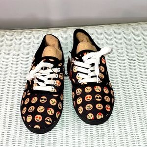 Women's tennis shoes size 8 black faces design on shoelaces